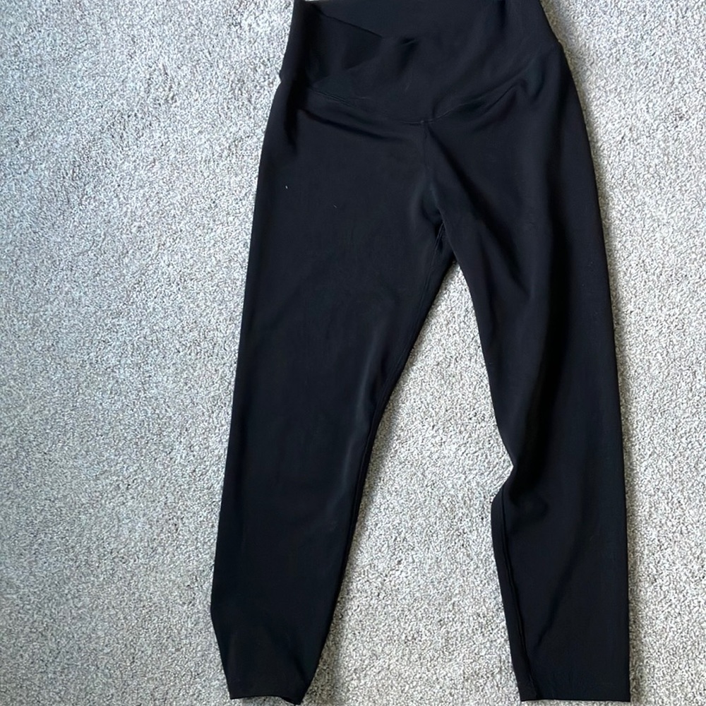 V band black leggings